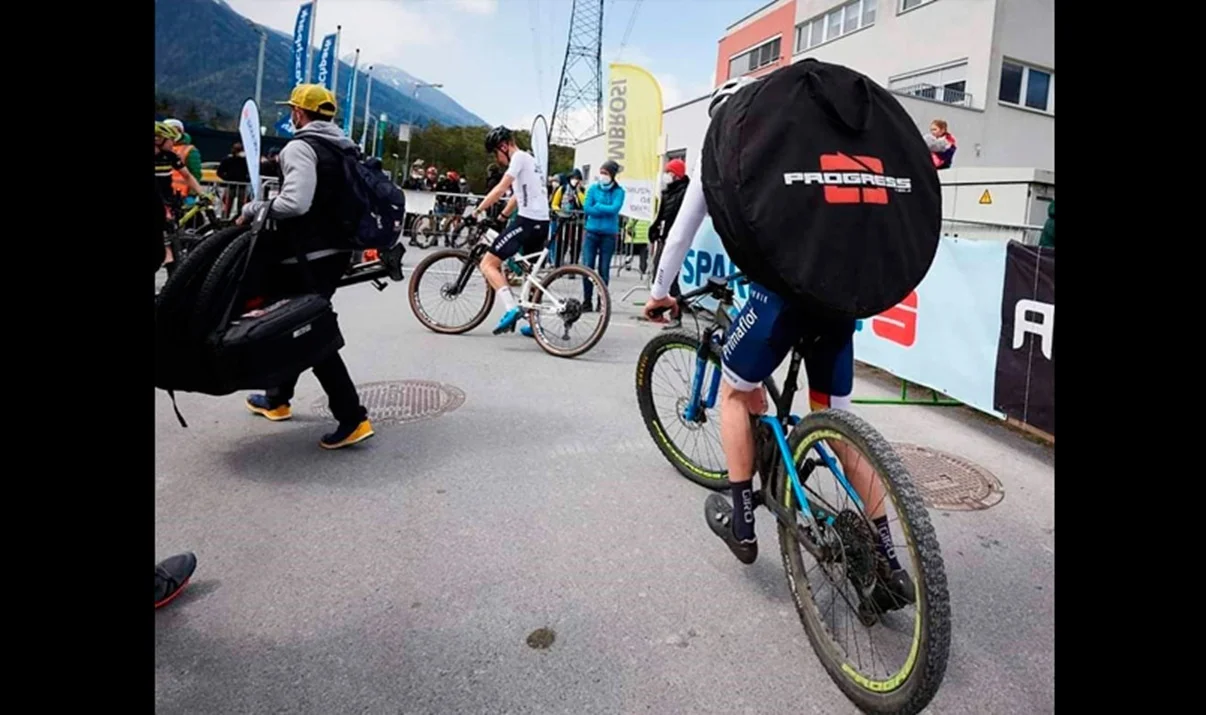 Transporta tus ruedas de bicicleta con seguridad gracias a la funda acolchada tipo mochila de Progress