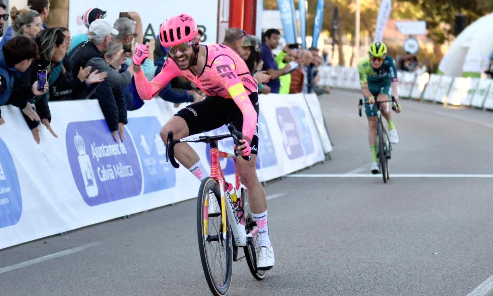 Triunfo épico de Simon Carr en el Trofeu Calvià: Inicio explosivo de la Garden Hotels-Luxcom Challenge Ciclista Mallorca