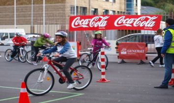 Txirringan eskolan acerca la bicicleta a los niños