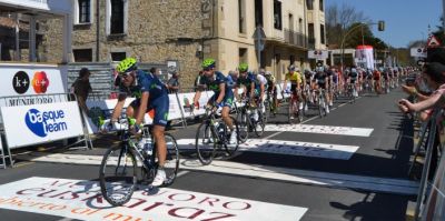 El Movistar Team resiste al calor