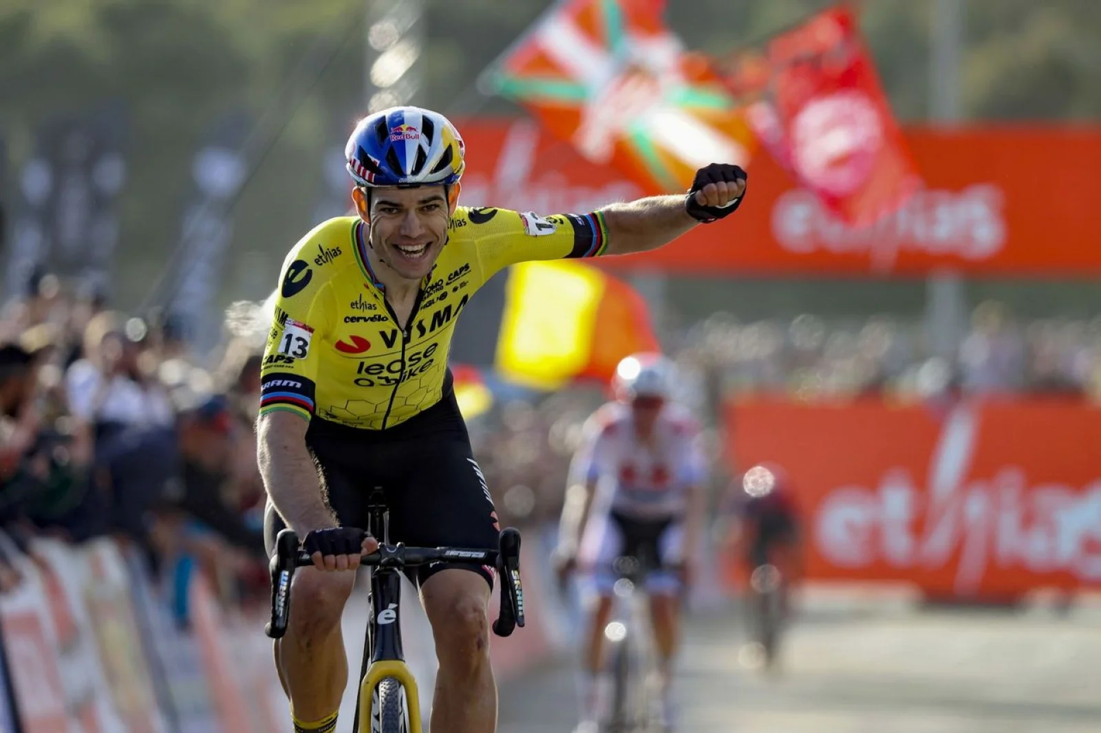 Van Aert y Van Empel triunfan en Benidorm donde se reunieron 16000 aficionados al ciclocross