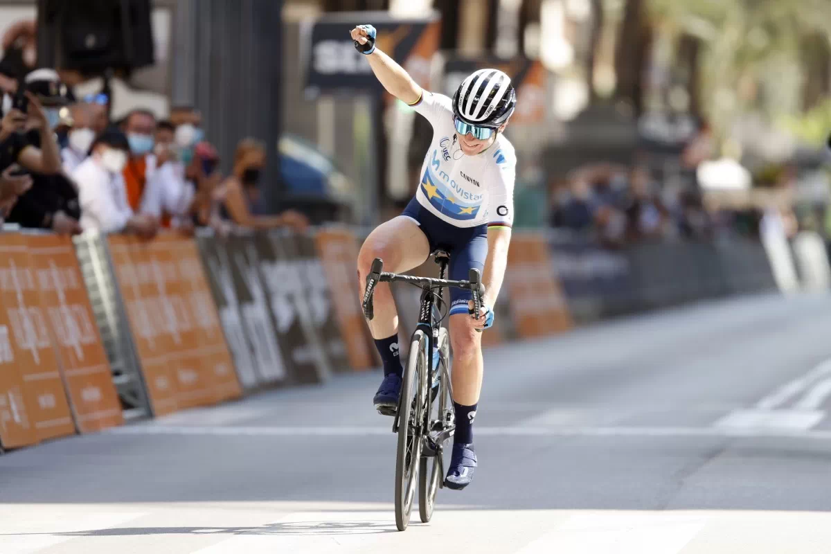 Van Vleuten gana y ya lidera la Setmana Valenciana tras una gran exhibición