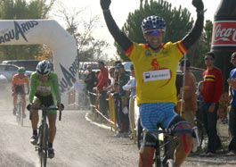 Vazquez supera a Yus al sprint en San Sebastian de los Reyes.
