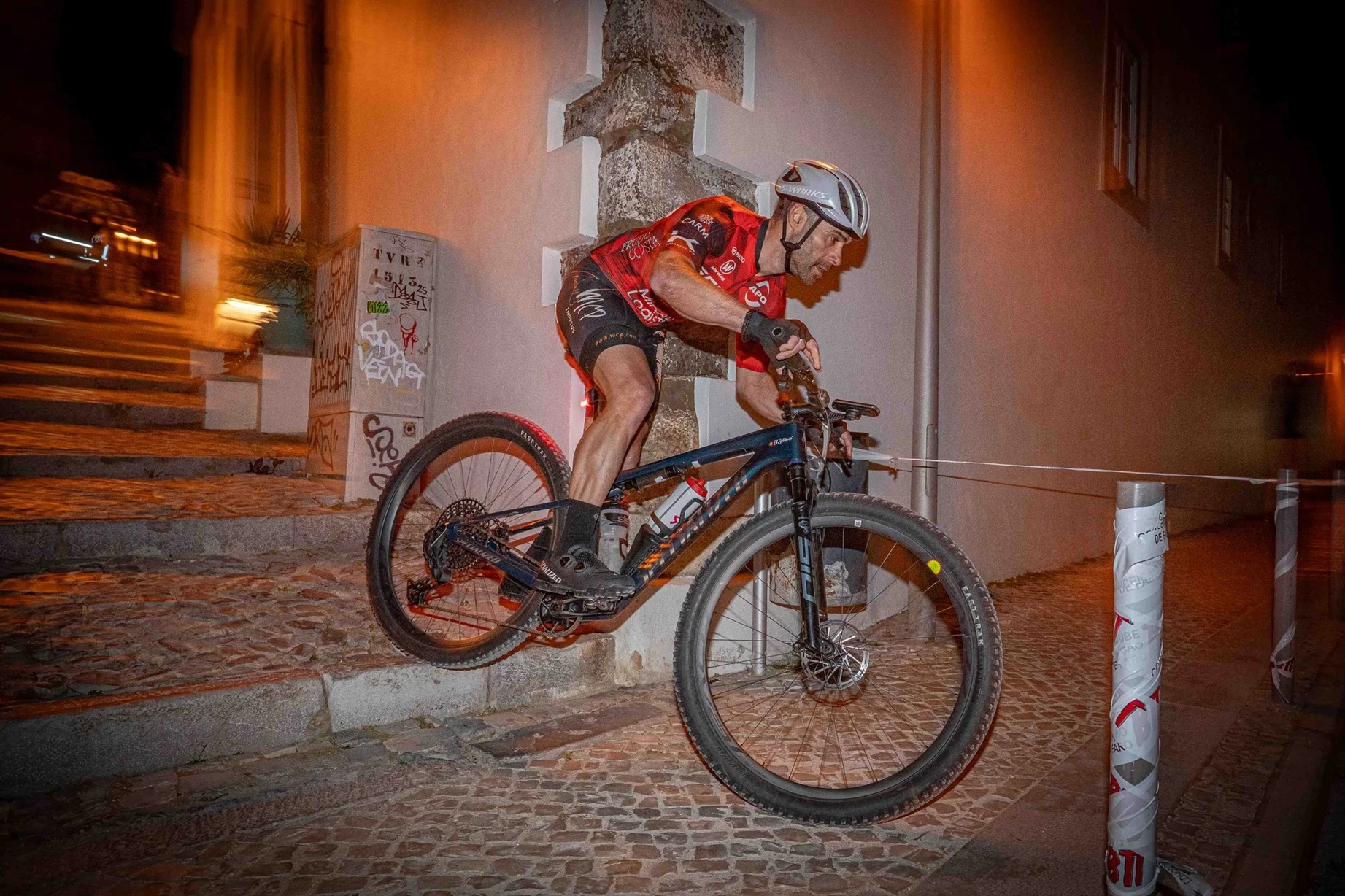Víctor Grande y Nicky Healy reinan en el prólogo nocturno de la Algarve Bike Challenge 2026