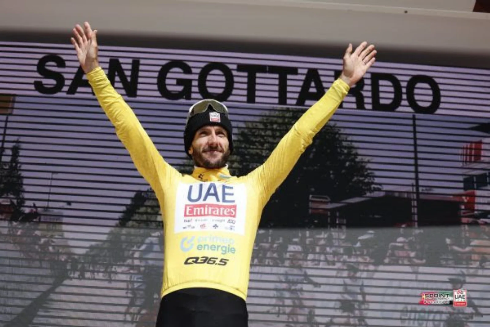 VÍDEO: Adam Yates se viste de amarillo en el Tour de Suiza