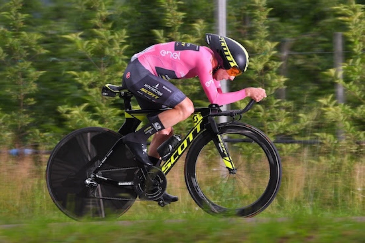 Vídeo crono Giro de Italia: Yates resiste y sigue de líder