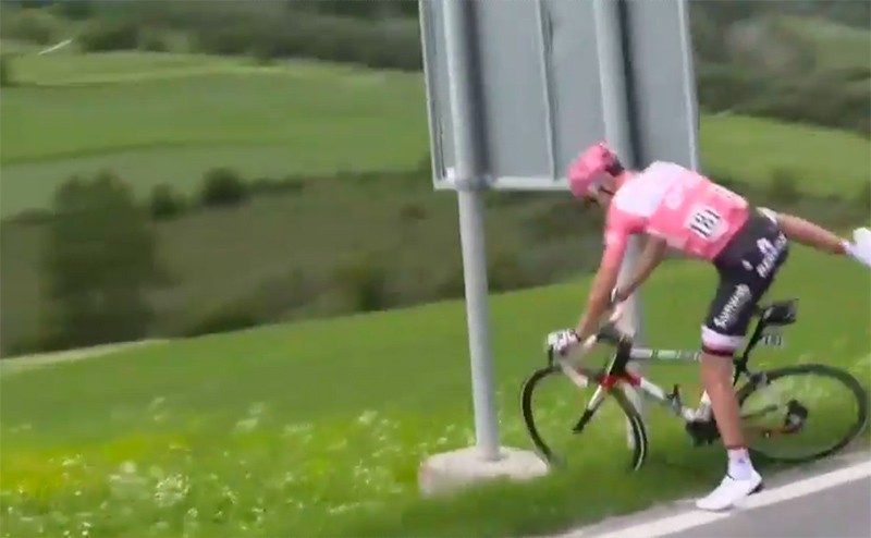 Vídeo: Dumoulin salva el liderato del Giro a pesar del apretón