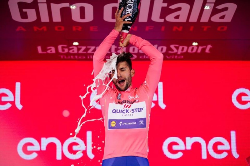 Vídeo: Fernando Gaviria se viste de rosa tras la tercera etapa del Giro