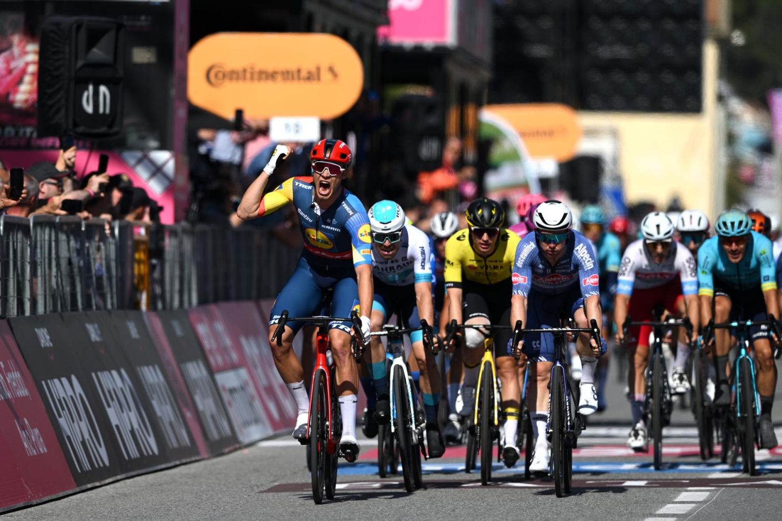 Vídeo Giro de Italia: Jonathan Milan gana al sprint la cuarta etapa