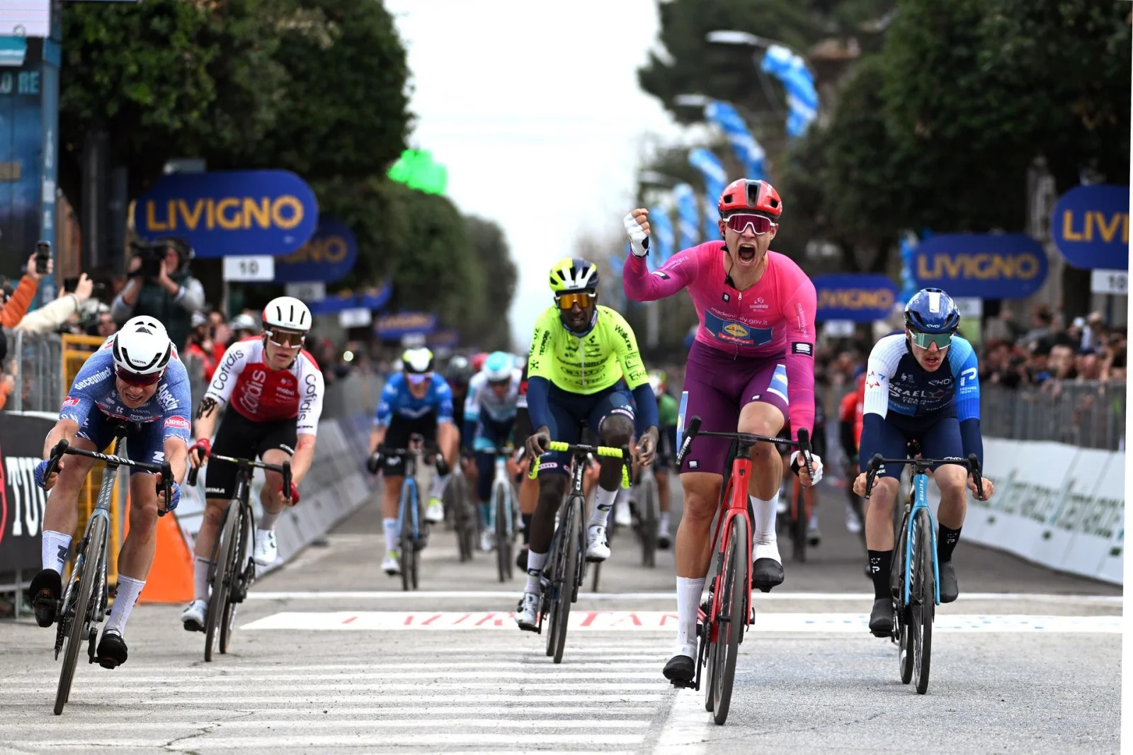 VÍDEO: Jonathan Milan ganó la cuarta etapa de la Tirreno-Adriático