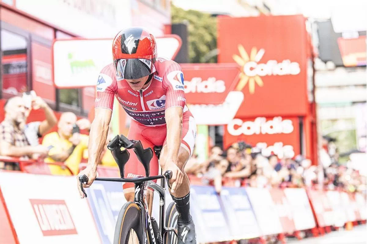 Vídeo La Vuelta: Remco Evenepoel gana la crono y es más líder