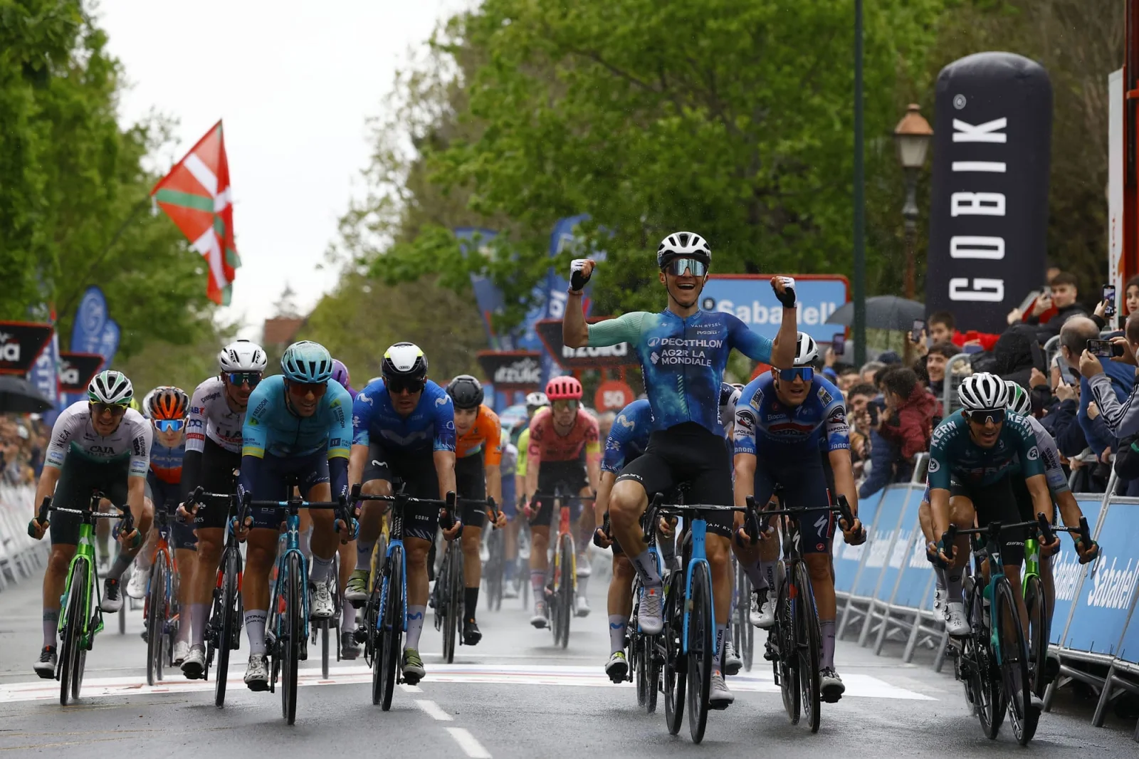 Vídeo: Paul Lapeira se lleva la segunda etapa de la Itzulia 2024