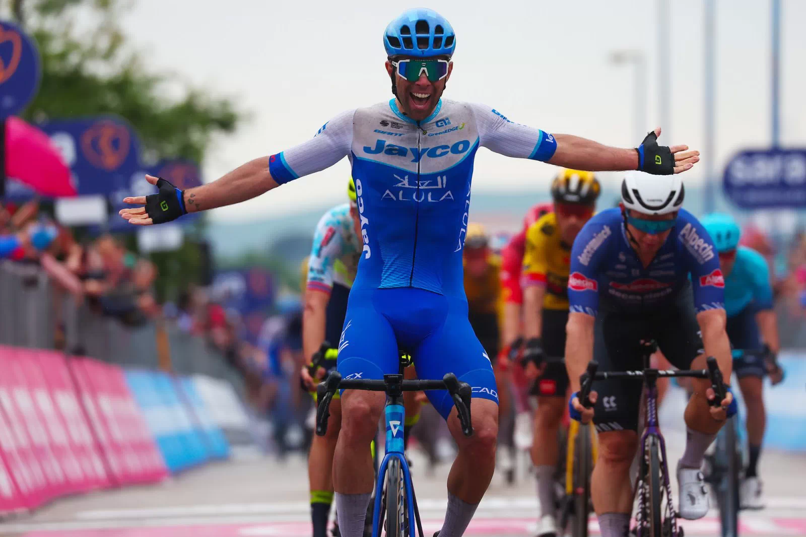 Vídeo resumen: Michael Matthews caza la tercera etapa del Giro tras un sprint impecable