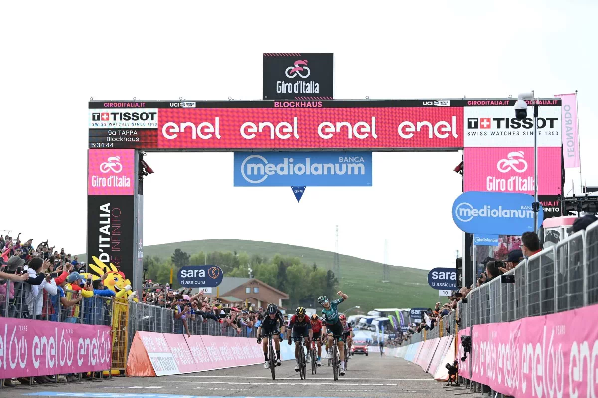 Vídeo resumen novena etapa Giro de Italia: Juan Pedró López sigue de líder