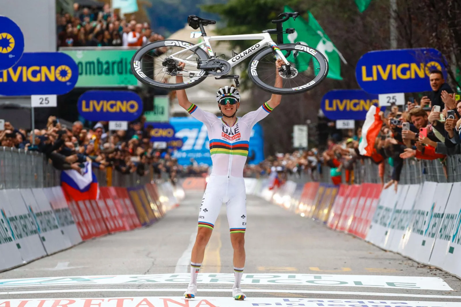 VÍDEO resumen: Tadej Pogacar pone el broche de oro a una temporada inolvidable ganando en Lombardia