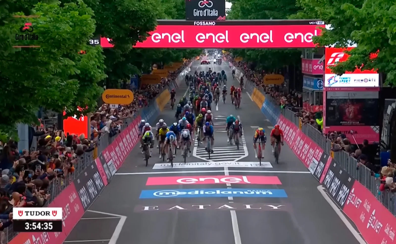 VÍDEO tercera etapa Giro de Italia: Tim Merlier el más rápido, Pogacar atacó de nuevo