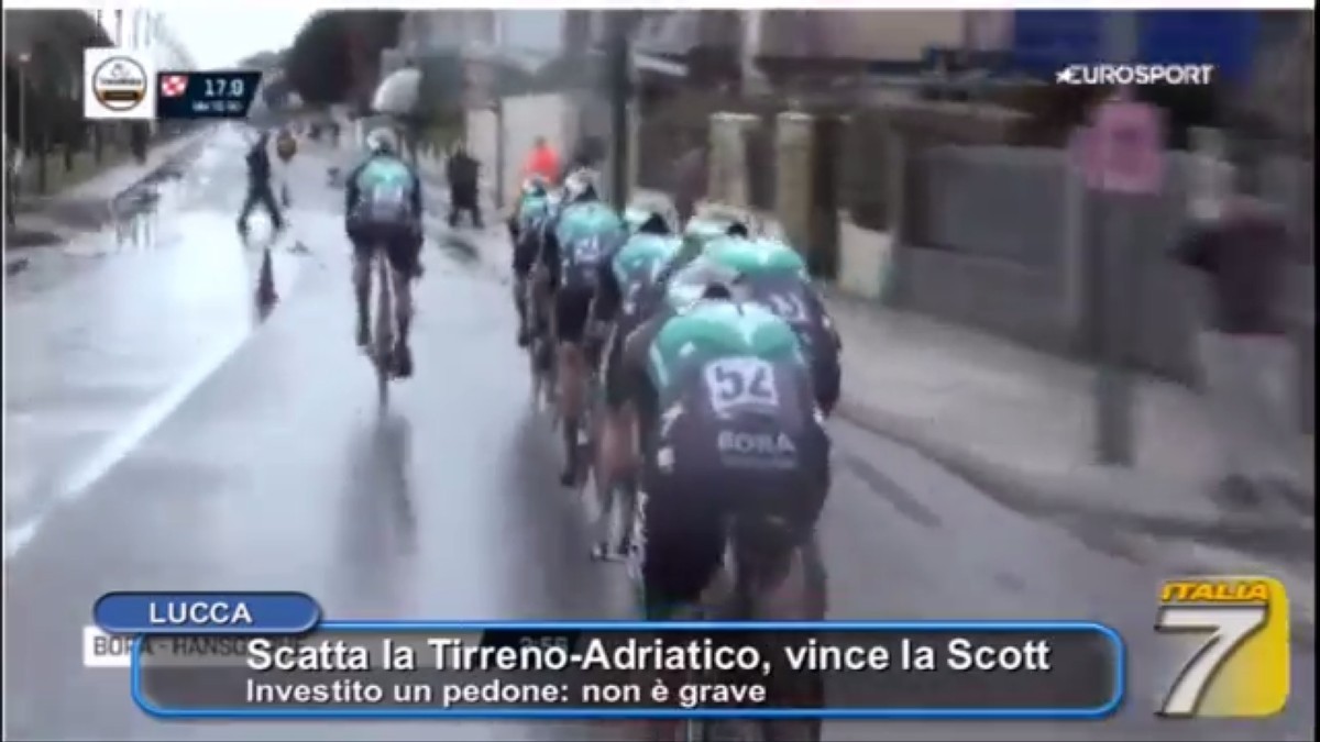 Vídeo: Tremendo accidente con un peatón imprudente en la Tirreno Adriático