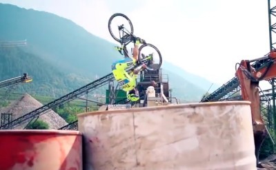 Vittorio Brumotti freeride sobre una bicicleta de carretera