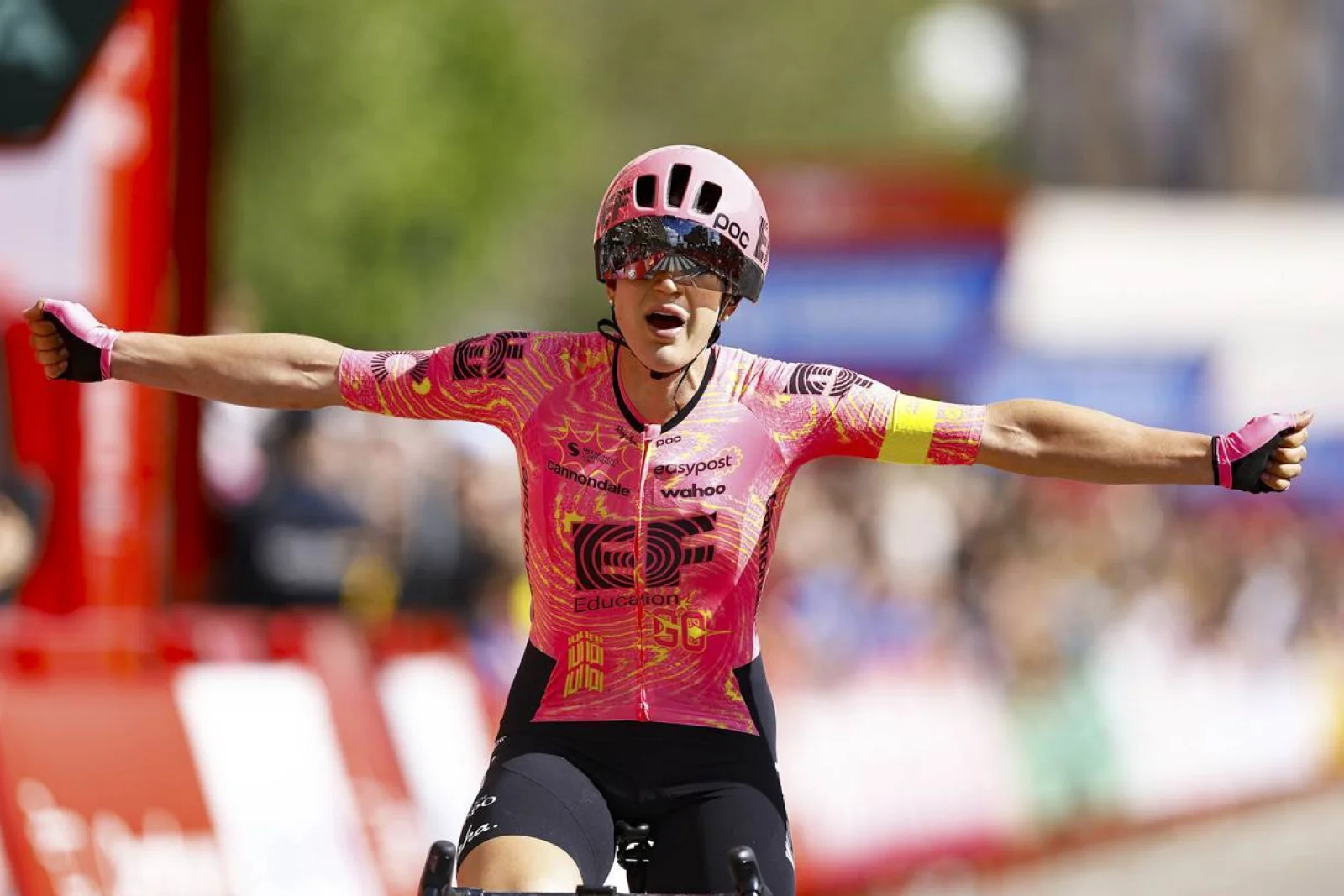 Vuelta Femenina: Kristen Faulkner  gana en solitaro y Marianne Vos ya es líder