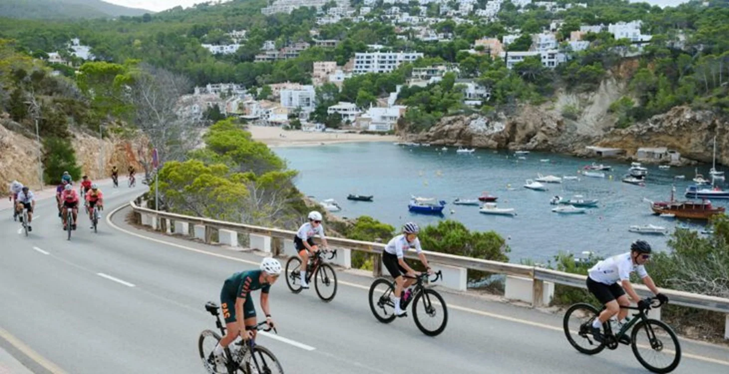 Vuelve la Vuelta Cicloturista a Ibiza Campagnolo con tres etapas y leyendas del ciclismo