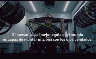 Vídeo: El mecánico de Movistar Team monta una bicicleta a ciegas