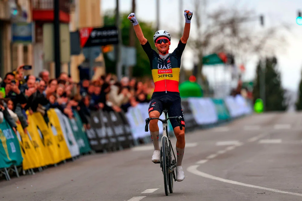 Wellens se impone a Pidcock y gana la Clásica Jaén Paraíso Interior 2026