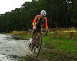 Tino Zaballa se impone en el ciclocross de Navia