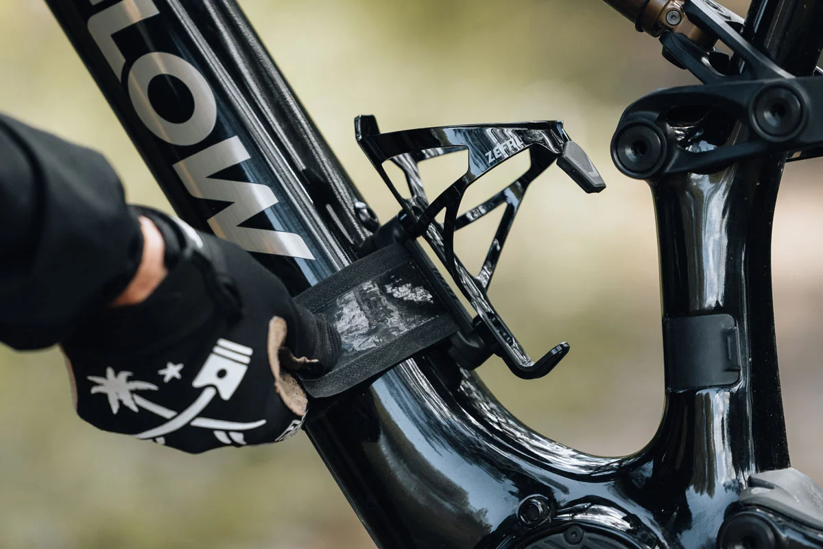 Zéfal Universal Cage Mount es el soporte definitivo para añadir portabidones y bolsas en cualquier bicicleta